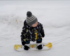 Baby auf dem Snowboard. Quelle: Youtube Screenshot