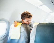 Vater erlaubt Sohn, 90 Minuten lang im Flugzeug zu schreien, um den Passagier zu ärgern