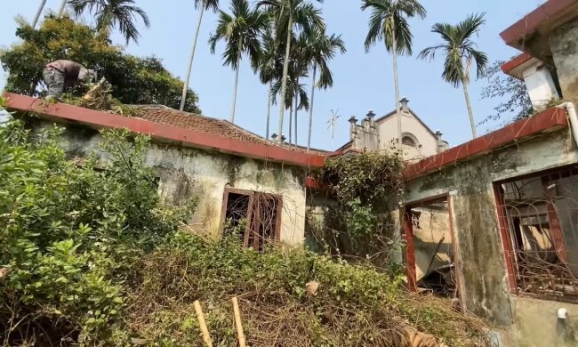 Die Entdeckung des verlassenen Hauses. Quelle: Youtube Screenshot