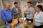 Oder noch etwas knackiger:

„Mit 400 Euro pro Woche meine Familie ernähren: ich rechne jeden Cent ab“