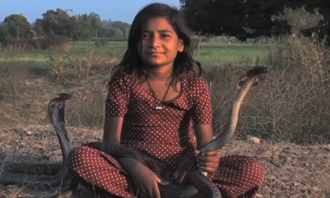Mädchen und Schlange. Quelle: Screenshot YouTube