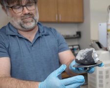 Er erinnert sich an die Entstehung des Sonnensystems: Ein 4,6 Milliarden Jahre alter Meteorit durchschlug das Dach seines Hauses
