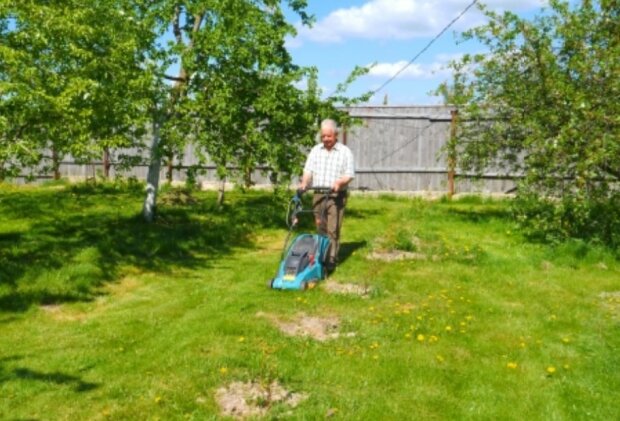 Der 80-jähriger Mann konnte den Rasen nicht mähen, aber die Feuerwehrleute kamen ihm zu Hilfe