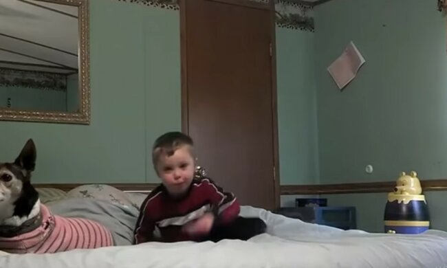 Baby mit dem Hund. Quelle: Youtube Screenshot