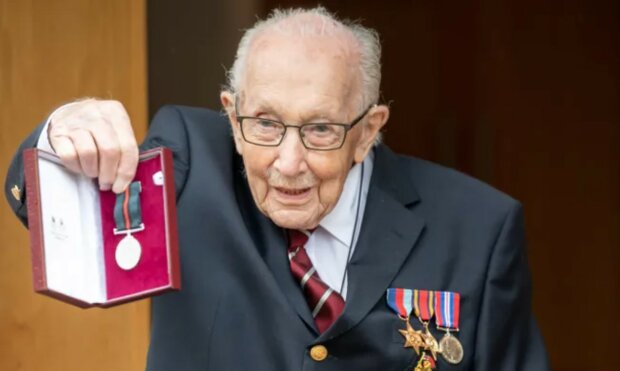 “Es wird grandios gefeiert”: Kapitän Tom Moore, der Dutzende Millionen Pfund für britische Ärzte gesammelt hat, feiert sein 100-jähriges Jubiläum