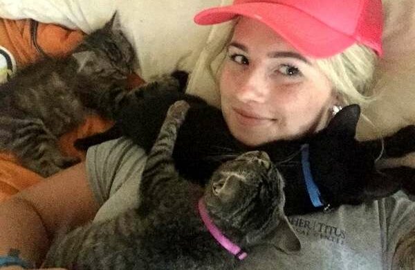 Sie bereut nichts: wie eine junge Frau ihr ganzes Geld ausgegeben hat, um Kätzchen zu retten