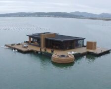"Träume werden wahr": Ein Mann hat ein 56 Quadratmeter großes Hausboot gebaut