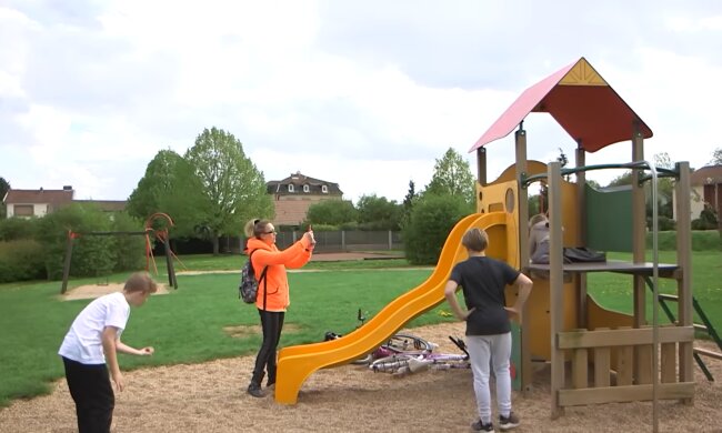 „Nur mein Sohn darf spielen“: eine Mutter, die ihre eigene Kindergartenspielplatzregel aufstellt