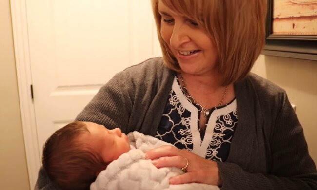 Oma mit Enkel. Quelle: Youtube Screenshot