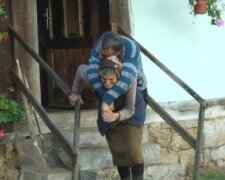„Elterliche Liebe“: Die siebenundsiebzigjährige Mutter trägt seit fast sechzig Jahren einen bewegungslosen Sohn