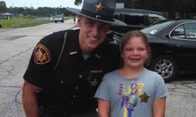 Das 4-jährige Mädchen spendete das gesamte Geld von seinem Sparschwein an einen Polizisten, der es dringend brauchte