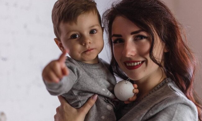 Glücklische Mutter und Ihr Sohn. Quelle: Screenshot YouTube