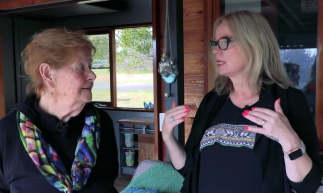 Ein wertvolles Geschenk einer fürsorglichen Tochter. Quelle: Screenshot YouTube