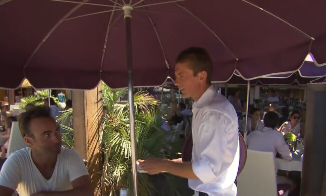 Die bittere Wahrheit hinter dem Lächeln. Quelle: Youtube Screenshot