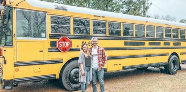 Um zu reisen: Ein Paar kaufte einen alten Schulbus und baute ihn in ein Traumhaus um