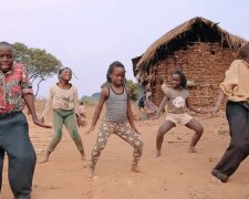 Eddie Kenzo und andere Kinder aus Afrika “erleuchten Herzen” mit ihrem Tanz: Schwierigkeiten brachen unter dem Ansturm von Talenten zusammen