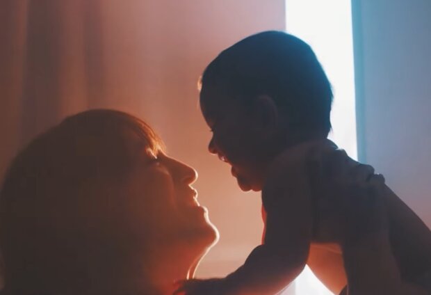 Frau und Kind. Quelle: Screenshot Youtube