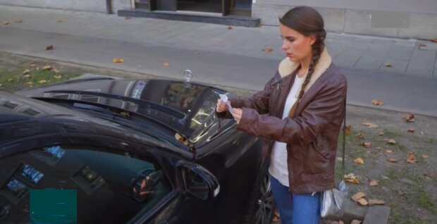 Frau erhält Bußgeld nach 5 Minuten Falschparken. Quelle: Youtube Screenshot