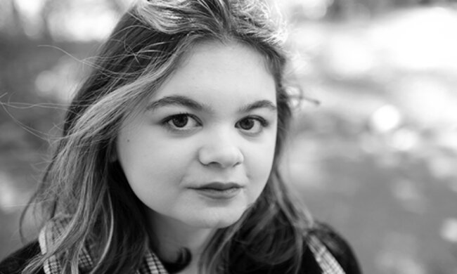 Wie wurde ein Mädchen, die nicht laufen kann, an einer Universität aufgenommen