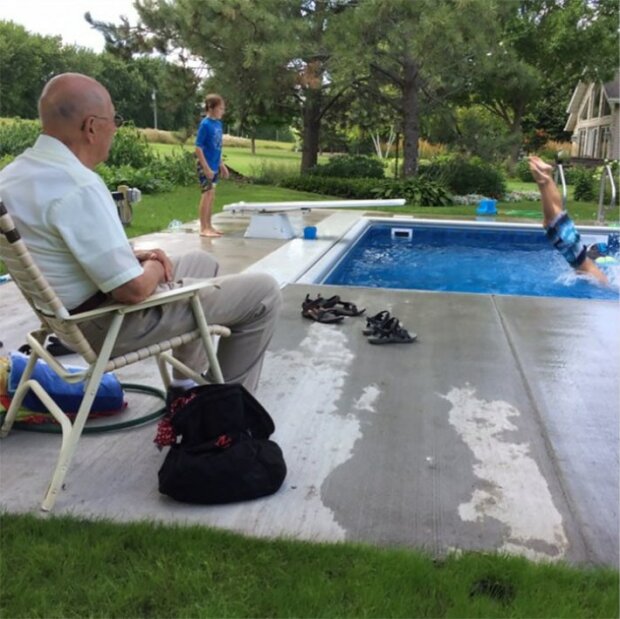 Der 94-jährige Mann baute ein Schwimmbad für benachbarte Kinder. Diese wunderbare Idee änderte sein Leben