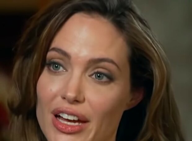 Eine junge Frau träumte davon, eine Kopie von Angelina Jolie zu werden, wurde aber für ihren Wunsch verurteilt