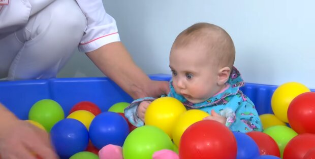 Dieses Baby kennt nur Betten, keine Familie. Quelle: Youtube Screenshot