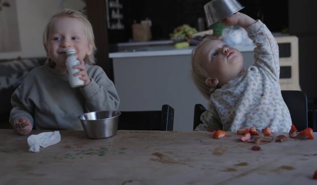 Wie zwei kleine Kinder eine Mutter an ihre Grenzen bringen. Quelle: Youtube Screenshot