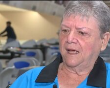 Frau, die ihr Augenlicht verloren hat und der gesagt wurde, sie würde nie wieder laufen, kehrt 40 Jahre später zum Bowling zurück