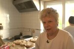 Rentnerin am Herd. Quelle: Youtube Screenshot