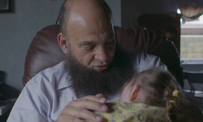 Mohamed und Kind. Quelle: Screenshot Youtube