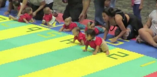 Ein netter Wettbewerb: Babys kriechen um die Wette