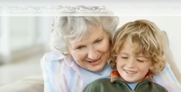 Oma und Enkel. Quelle: Screenshot YouTube
