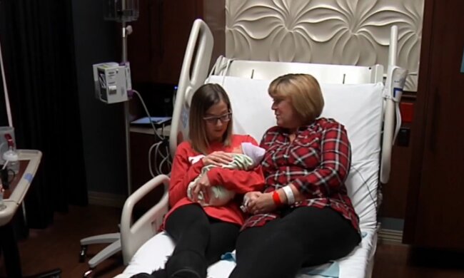 Kelly mit ihrer Mutter und neugeborenen Tochter. Quelle: Screenshot Youtube