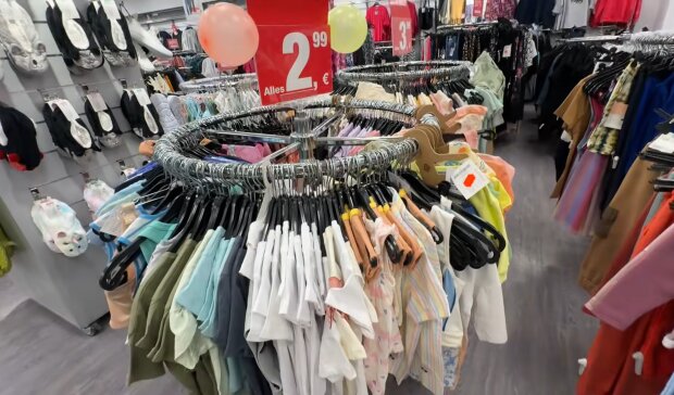 Kunden zahlen 25 Euro ohne Klamotten. Quelle: Youtube Screenshot