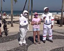 Der Strand ist wie ein Weltraum: warum trägt ein brasilianisches Paar Astronautenanzüge