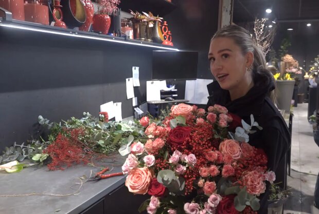 „Rosen, Tulpen, 80 Euro – so zeigt man mir, dass man mich liebt“. Quelle: Youtube Screenshot