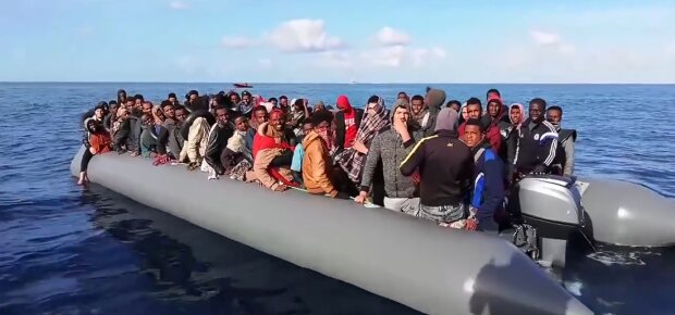 Boot mit Migranten vor Libyen gesunken: Rettungsaktionen laufen
