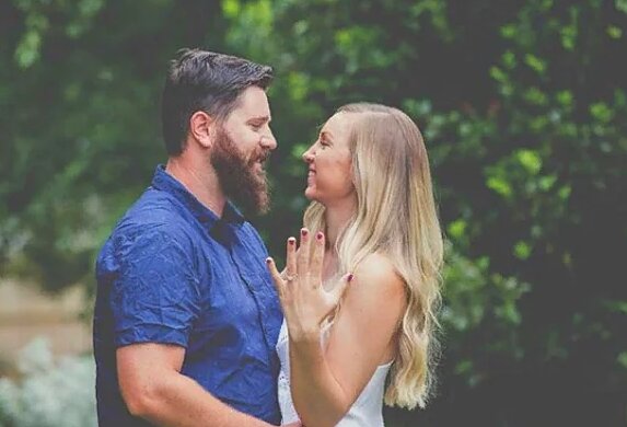 Junge Leute trafen sich am nächsten Tag nach ihrem Geburtstag und 30 Jahre später heirateten sie