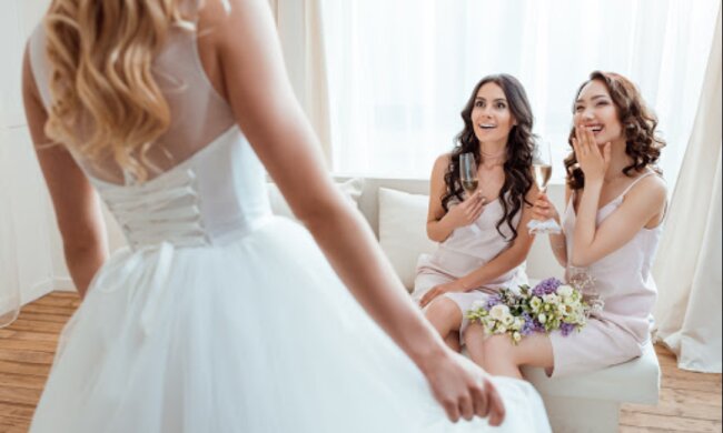 Freundinnen hatten fast einen Streit um das Brautkleid für die Hochzeit