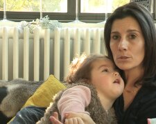 „Ich weine heimlich, damit mein Kind es nicht merkt“. Quelle: Youtube Screenshot