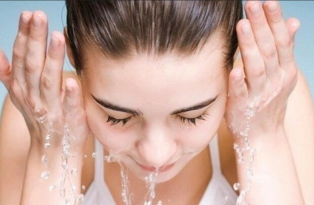 Wie man sich das Gesicht wäscht, um eine perfekte Haut zu haben: Regel von 60 Sekunden