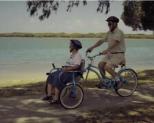 Um mit seiner kranken Frau zu fahren, die gerne Rad fährt, hat der Mann ein Originalrad gebaut