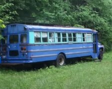 Vater und Sohn fanden im Wald einen alten, verlassenen Bus und beschlossen, hineinzugehen