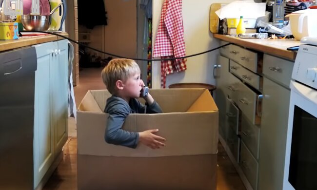 Eine humorvolle Art, die Kinder beschäftigt zu machen. Quelle: Screenshot YouTube