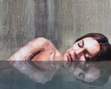 Ein Künstler malt unglaubliche Bilder direkt aus dem Wasser