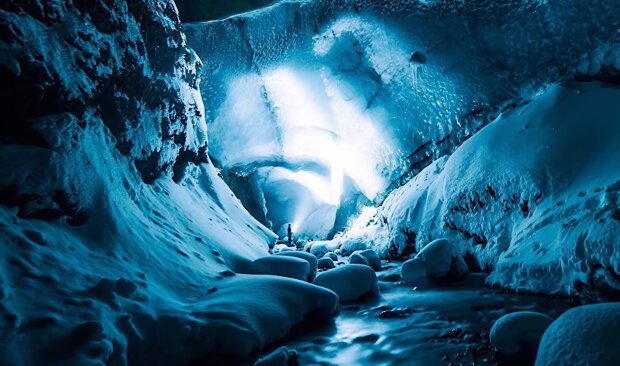 Unter der Gletscherkappe befindet sich ein endloses Netz von Höhlen. Quelle: Screenshot Youtube