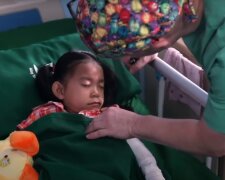 Ärzte retten eine 10-jährige Patientin in Shanghai, China. Quelle: Screenshot YouTube