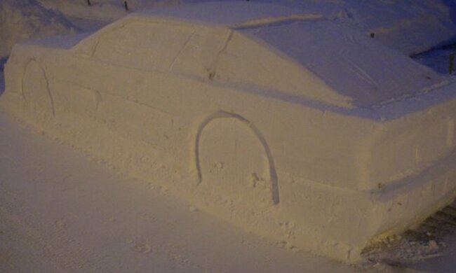 Das Auto steckt im Schnee fest und es gibt keinen Ausweg. Quelle: www. fabiosa.сom