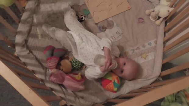 Baby im Bett. Quelle: Youtube Screenshot