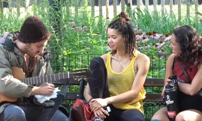 Ein obdachloser Mann lernt eine Frau kennen. Quelle: Youtube Screenshot